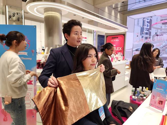 전문가가 외국인을 대상으로 퍼스널 컬러를 진단하고 있다. 전통적인 한옥 공간에서 현대적인 스타일링과 메이크업을 경험할 수 있는 게 인상적이라는 외국인의 반응이 이어지고 있다.