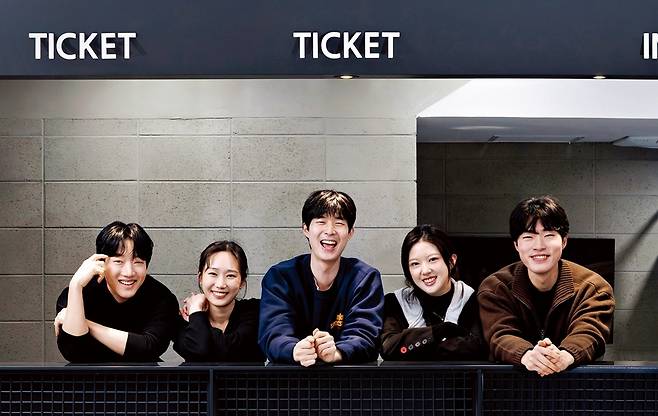 지난 16일 서울 성북구 동소문동 서울연극창작센터 1층에 모인 부엉왈츠팀. 왼쪽부터 이효제, 김세린, 황인석, 안유리, 곽유신씨. 서울문화재단 제공