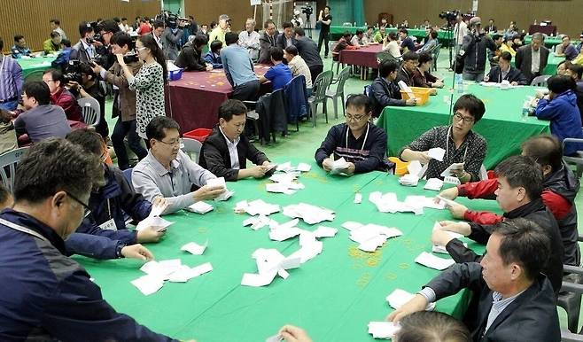 지난 2014년 10월 진행된 ‘삼척원전 유치 찬반 주민투표’에서 개표가 진행되고 있다. 연합뉴스