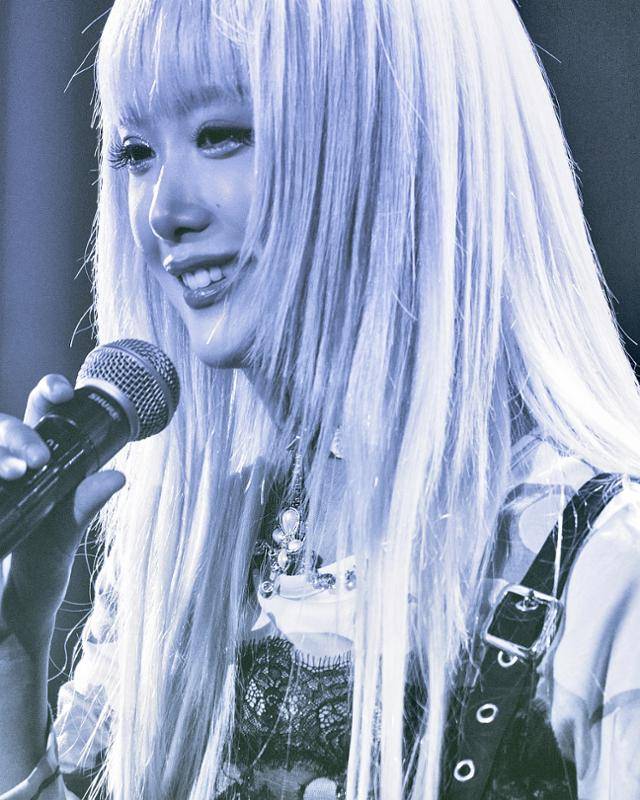 지난해 11월 고려대 화정체육관에서 단독 콘서트를 한 한로로. '로로'라는 이름은 본명인 '지수' 때문에 생긴 학창 시절 별명인 '로그'를 발음하기 쉽게 만든 것이라고 한다. 어센틱 제공