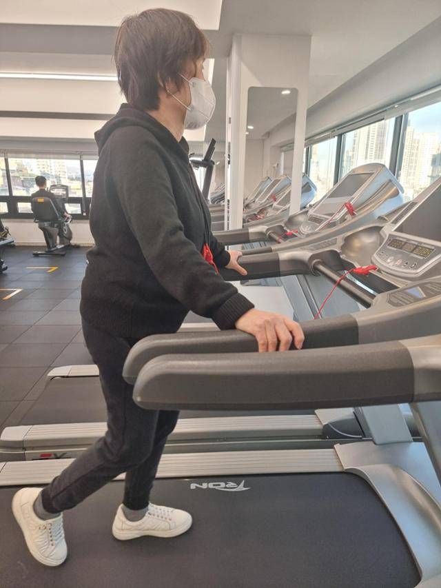 이모씨가 서울 동작구 상도동 장애인 전용 헬스장에서 안전핀을 착용한 채 러닝머신을 이용하고 있다. 김지섭 기자