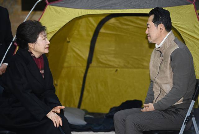 박근혜(왼쪽) 전 대통령이 22일 서울 여의도 국회 로텐더홀에서 쌍특검(통일교·민주당 공천헌금 특검)을 요구하며 8일째 단식 중인 장동혁 국민의힘 대표를 만나 대화하고 있다. 뉴스1