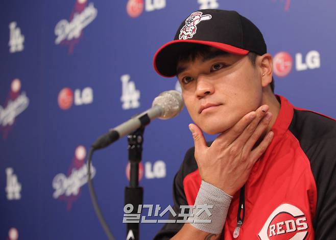 메이저리그 신시내티 레즈의 추신수 선수가 인터뷰를 하고 있다. [사진 일간스포츠 DB]