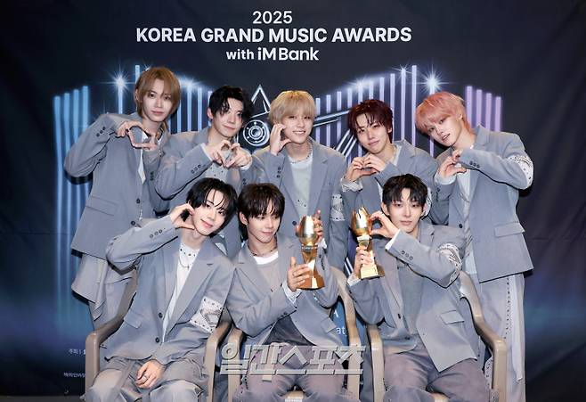 ‘2025 코리아 그랜드 뮤직 어워즈 with iM뱅크’(2025 KGMA) 둘째날 뮤직데이가 15일 오후 인천 영종도 인스파이어 아레나에서 펼쳐졌다. 아홉이 수상 후 트로피 세리머니를 하고 있다.&nbsp; 영종도(인천)=KGMA특별취재단/2025.11.15./