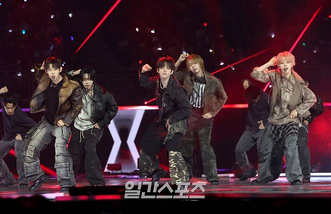 2025 코리아 그랜드 뮤직 어워즈 with iM뱅크’(2025 KGMA) 둘째날 뮤직데이가 15일 오후 인천 영종도 인스파이어 아레나에서 펼쳐졌다. 아홉이 스페셜무대에서 빅뱅의 '뱅뱅뱅'을 부르고 있다.&nbsp; 영종도(인천)=KGMA특별취재단/2025.11.15/