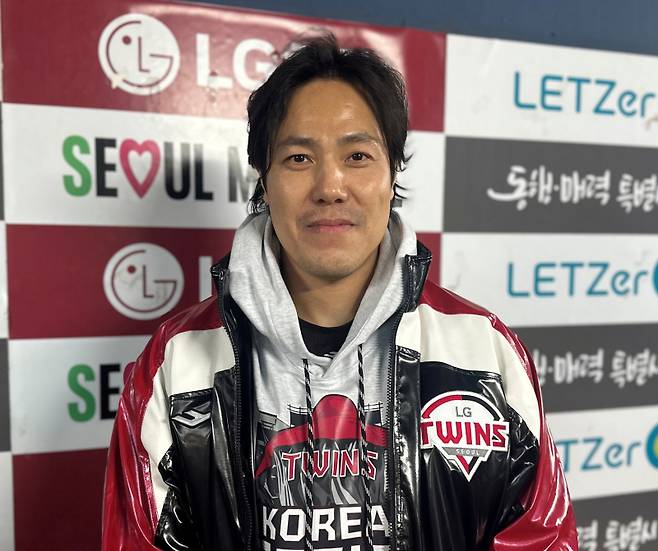 지난해 한국시리즈 2차전 종료 후 취재진과 인터뷰 중인 김진성. 잠실=이형석 기자&nbsp;