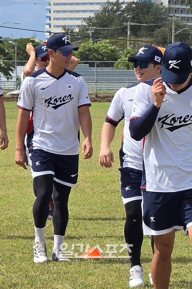 지난 12일 사이판 올레아이 스포츠콤플렉스에서 훈련 중인 김주원(왼쪽)과 문현빈. 사이판=윤승재 기자