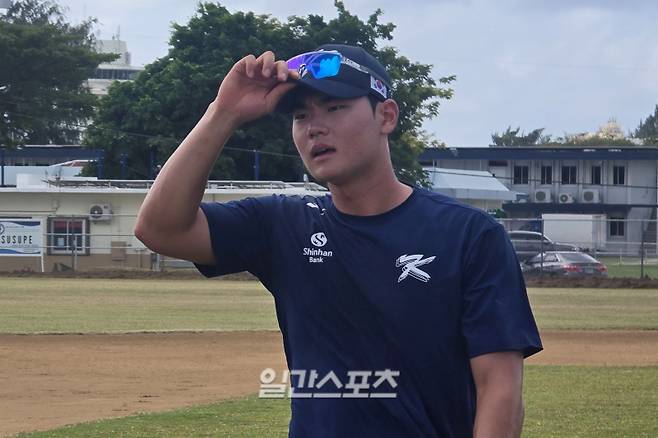 14일 사이판 올레아이 스포츠 콤플렉스에서 펑고 훈련을 마친 김주원. 사이판=윤승재 기자