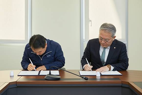 전기안전공사와 한성대학교가 협약서에 서명하고 있다. [사진=한국전기안전공사 ]