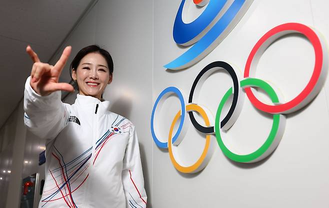 이수경 선수단장이 선수들과 약속한 세리머니를 선보였다. 피겨 심판 출신인 그는 부당한 판정에 잘 대처하겠다고 했다. 김종호 기자