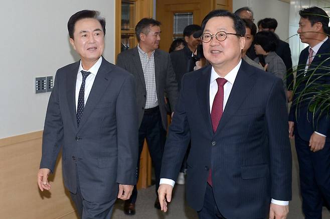 이장우 대전시장과 김태흠 충남지사가 이 21일 대전시청에서 만났다. 이들은 시청 응접실에서 대전·충남 행정통합 문제를 논의했다. 김성태 객원기자