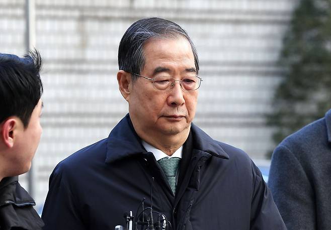 한덕수 전 국무총리가 21일 서울 서초구 서울중앙지법에서 열린 내란 우두머리 방조, 내란 중요임무 종사 혐의 사건 1심 선고공판에 출석하고 있다. 뉴스1