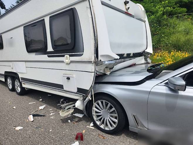 대전경찰청은 부서진 자동차를 임시로 수리한 뒤 다시 교통사고를 내는 수법으로 거액의 보험금을 받아낸 일당 8명을 검거했다. [사진 대전경찰청]