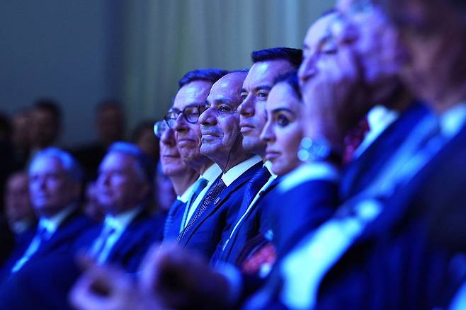 현지시간 21일 스위스 다보스에서 열린 세계경제포럼 연차총회에서 이집트 대통령 압델 파타 엘시시(가운데)와 핀란드 대통령 알렉산더 스투브(왼쪽 가운데)가 도널드 트럼프 대통령의 연설을 듣고 있다. AP=연합뉴스