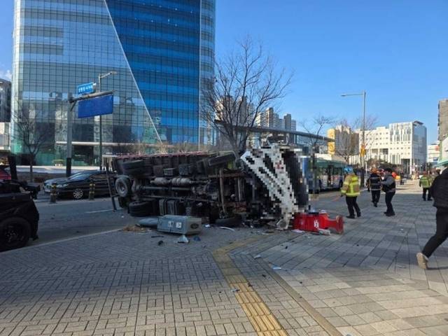 ▲ 22일 오전 9시 53분쯤 원주시 반곡동 심평원사거리에서 버스가 화물차를 들이받아 화물차가 전도됐다. 강원소방본부 제공