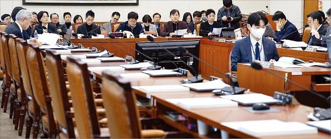 국회 기후에너지환경노동위원회가 21일 국민의힘 의원들이 불참한 가운데 ‘노동 형태 변화에 따른 노동약자 및 일하는 사람 보호 관련 법’ 입법공청회를 열었다.   /뉴스1