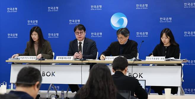 이동원 한국은행 경제통계2국장(왼쪽 두번째)이 22일 지난해 4분기 경제성장률을 발표한 뒤 기자들 질문에 답변하고 있다. 한국은행 제공.
