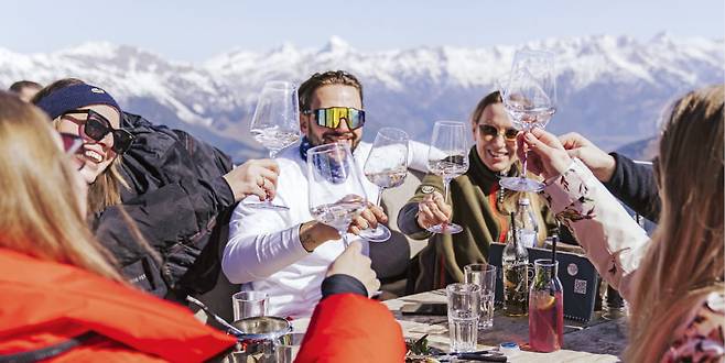 오스트리아 외츠탈 쇨덴 스키장을 찾은 관광객들이 햇살 아래에서 잔을 부딪히고 있다.  외츠탈 관광청 제공