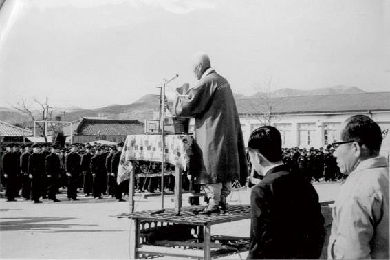 배만두가 1973년 삼일절 경남 고성 대성초등학교에서  기념 축사를 하고 있다. 후손 배원열 제공