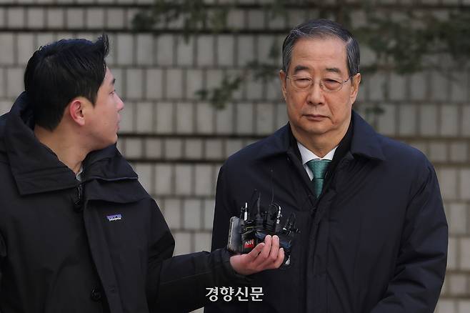 내란 혐의로 기소된 한덕수 전 국무총리의 1심 선고일인 지난 21일 서울 서초구 서울중앙지법에 한덕수 전 국무총리가 출석하고 있다. 정효진 기자