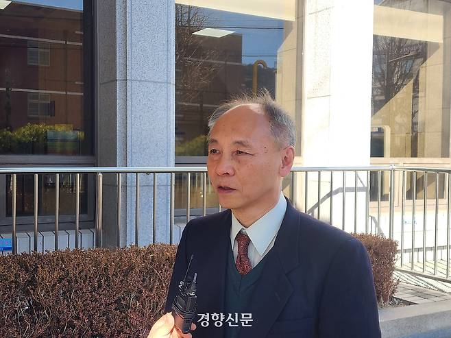 22일 오후 국가보안법 위반 혐의 재심 재판에서 무죄를 선고받은 뒤 인터뷰하고 있는 문영석씨. 고귀한 기자