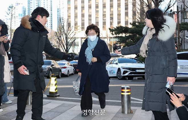 김병기 무소속 의원의 배우자 이모씨가 22일 서울 마포구 서울경찰청 공공범죄수사대에서 정치자금 수수 관련 피의자 신분으로 조사를 받기 위해 출석하고 있다. 권도현 기자