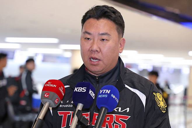 이범호 KIA 감독이 22일 전지훈련을 위해 코치진, 외국인 선수들과 먼저 일본으로 출국하기 전 김포공항 출국장에서 인터뷰하고 있다. KIA 타이거즈 제공