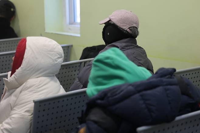 People rest at a social welfare center in Seoul's Jung-gu district on Thursday. (Yonhap)