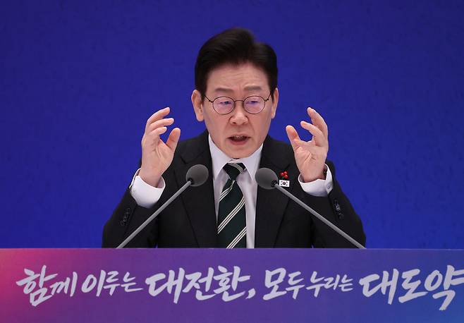 President Lee Jae Myung responds to a reporter’s question during the 2026 New Year press conference at the Blue House on Jan. 21. [JOINT PRESS CORPS]