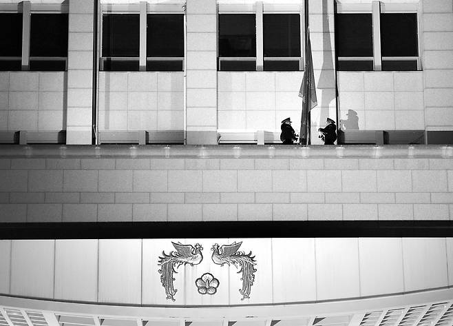 The phoenix flag symbolizing the presidential office is lowered in front of the presidential office complex in Yongsan District, central Seoul, at midnight on Dec. 29, 2025. On the same day, the presidential office relocated to the Blue House. [JOINT PRESS CORPS]