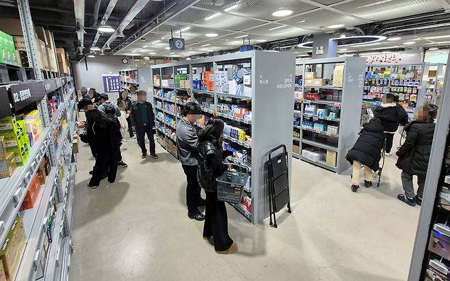 Customers purchase medicine at a warehouse-style pharmacy in Gwangsan District, Gwangju, on Jan. 18. The move to open warehouse-style pharmacies inside large retail stores has sparked controversy despite opposition from pharmacists’ groups citing concerns over drug misuse. [HWANG HEE-GYU]