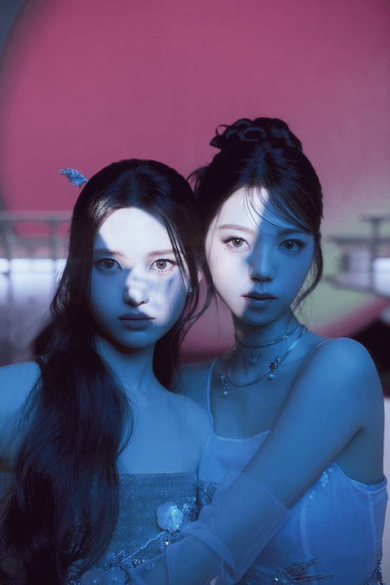 Lee Song-hyun, left, and Na Yeong-joo of the new ″K-crossover pop″ duo dodree [INNIT ENTERTAINMENT]