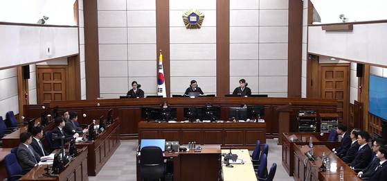 Former Prime Minister Han Duck-soo attends a first-instance sentencing hearing at the Seoul Central District Court in southern Seoul on Jan. 21. [YONHAP]