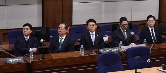 Former Prime Minister Han Duck-soo, second from left, attends a first-instance sentencing hearing at the Seoul Central District Court in southern Seoul on Jan. 21. [NEWS1]