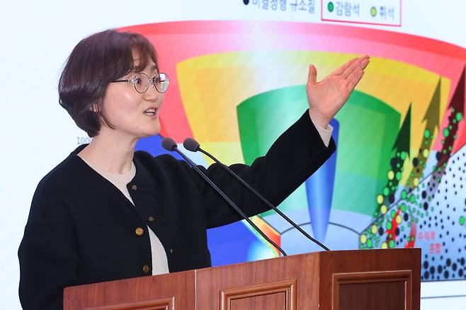 Seoul National University professor Lee Jeong-eun gives a presentation at the government complex in Sejong on Jan. 19, about her team's research on how silicates crystallize during planet formation. [YONHAP]