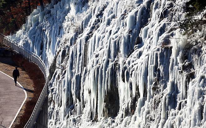 Icicles are seen at a waterfall in Songhae Park in Daegu on Jan. 22. [YONHAP]