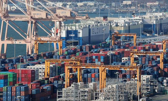 Export-bound containers are stacked at Pyeongtaek Port in Gyeonggi on Jan. 13. [NEWS1]