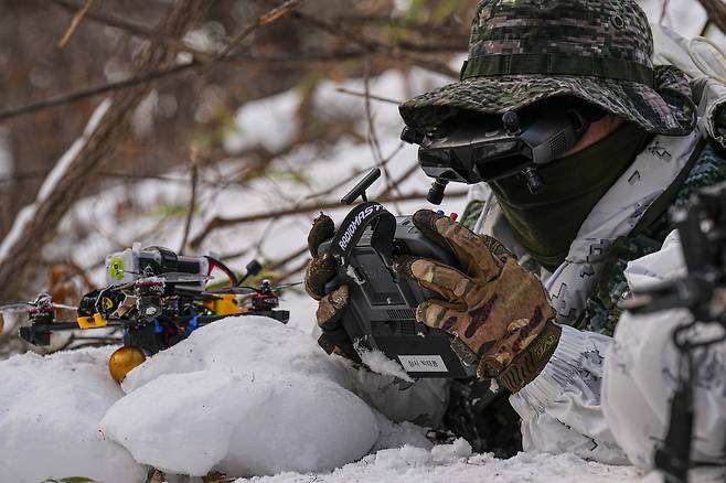 A Marine Corps reconnaissance brigade soldier operates an FPV drone during a winter field training exercise in the mountainous area in Pyeongchang County, Gangwon, on Jan. 16. [YONHAP]