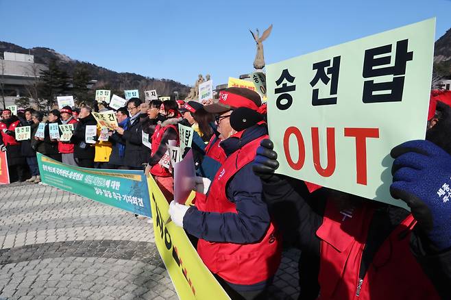 Members of a nationwide civic group opposing the Yongin semiconductor national industrial complex and the construction of ultrahigh-voltage transmission towers hold a news conference in front of the Blue House in Jongno District, central Seoul, on Jan. 20, calling on the government to fully reconsider the project and related power lines. [NEWS1]