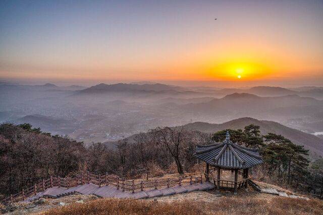해 질 무렵 충북 음성군 가섭산에서 내려다본 음성읍내 일대. 산 정상 중계탑 주변에 조선시대 제2로 직선봉수인 봉수대가 있다.