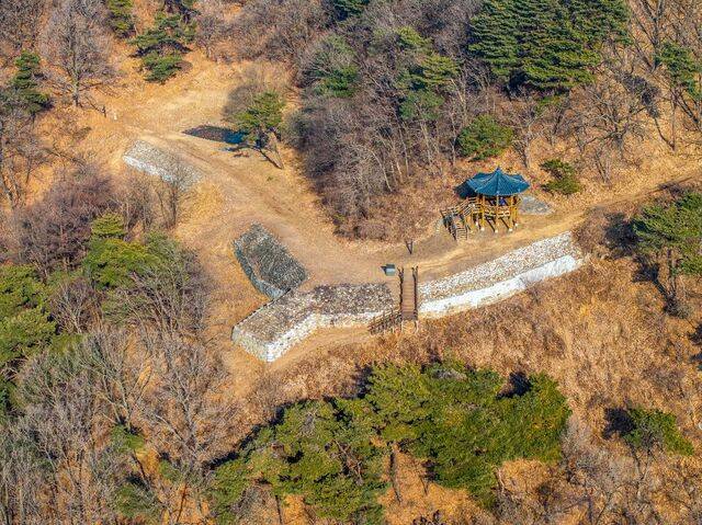 음성군 삼성면 양덕리 마이산 망이산성 일대. 직사각형의 봉수대 터가 남아 있다. 왼쪽 소나무 옆이 미호강 발원지다.