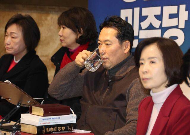 장동혁 국민의힘 대표가 지난 16일 서울 여의도 국회 로텐더홀에서 단식농성 중 물을 마시고 있다. 장 대표 앞에 말씀보존학회가 펴낸 검정색 표지 한글판 킹제임스버전 성경이 놓여 있다. 뉴시스