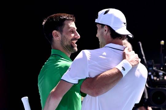 승리 후 상대 선수와 인사하는 조코비치(왼쪽). 사진[EPA=연합뉴스]