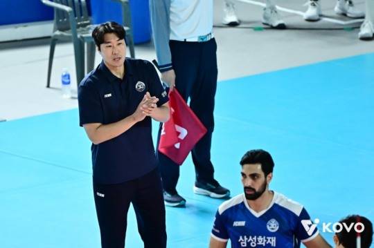 고준용 삼성화재 감독대행(왼쪽)