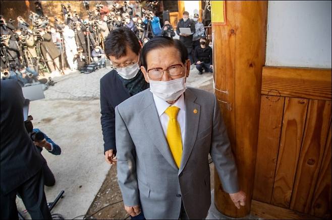 ▲이만희 신천지 총회장이 2020년 기자회견을 마치고 취재진을 뒤로하고 걸어가는 모습. ⓒ연합뉴스