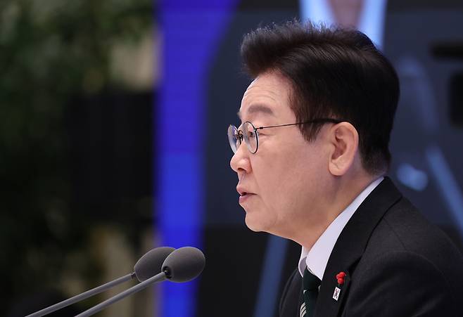 이재명 대통령이 21일 청와대 영빈관에서 2026 신년 기자회견 ‘함께 이루는 대전환, 모두 누리는 대도약’에서 모두발언을 하고 있다. [김호영 기자]