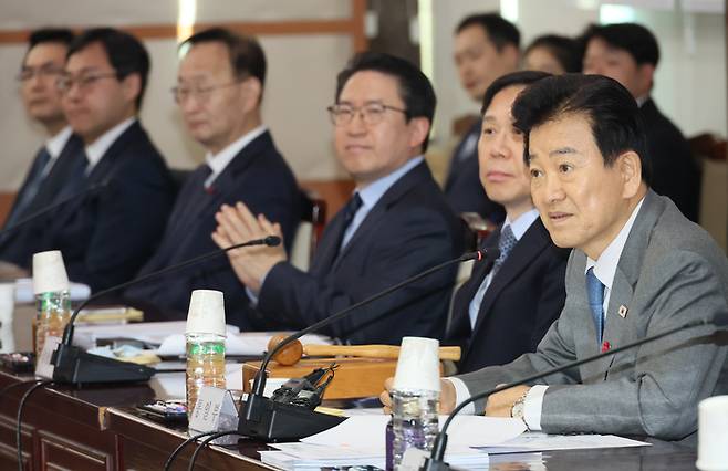 정동영 통일부 장관이 22일 서울 종로구 정부서울청사에서 열린 제340차 남북교류협력추진협의회를 주재하고 있다. [연합뉴스]