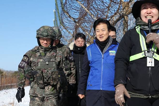 정동영 통일부 장관이 21일 DMZ 평화의 길 강원 고성 구간과 동해선 남북출입사무소 등을 방문하고 있다. 2026.1.21 [통일부]