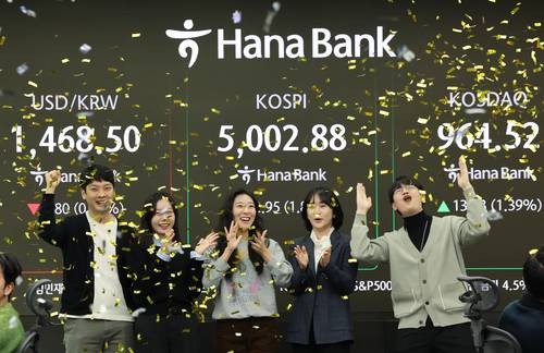 코스피가 장중 5,000을 넘어선 가운데 22일 오전 서울 중구 하나은행 딜링룸에서 딜러들이 기뻐하고 있다. [사진 = 연합뉴스]