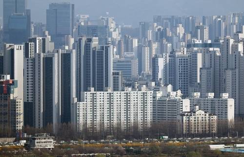 서울 한강 인근에서 바라본 서초구와 강남구 일대 아파트의 모습 [사진 = 연합뉴스]